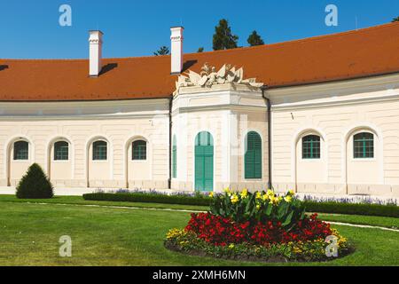 Die architektonischen Schönheiten des Hofes der Burg Eszterházy in Fertőd, Ungarn Stockfoto