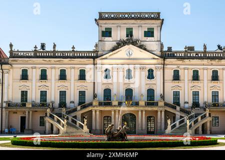 Die architektonischen Schönheiten des Hofes der Burg Eszterházy in Fertőd, Ungarn Stockfoto