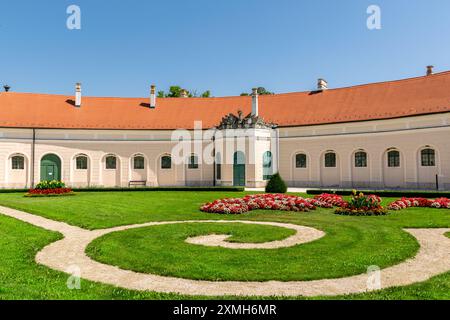 Die architektonischen Schönheiten des Hofes der Burg Eszterházy in Fertőd, Ungarn Stockfoto