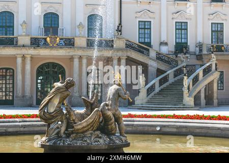 Die architektonischen Schönheiten des Hofes der Burg Eszterházy in Fertőd, Ungarn Stockfoto