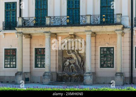 Die architektonischen Schönheiten des Hofes der Burg Eszterházy in Fertőd, Ungarn Stockfoto