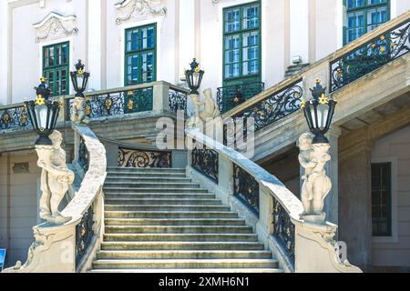 Die architektonischen Schönheiten des Hofes der Burg Eszterházy in Fertőd, Ungarn Stockfoto