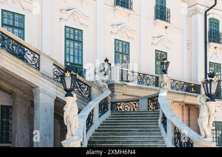 Die architektonischen Schönheiten des Hofes der Burg Eszterházy in Fertőd, Ungarn Stockfoto