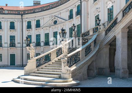 Die architektonischen Schönheiten des Hofes der Burg Eszterházy in Fertőd, Ungarn Stockfoto