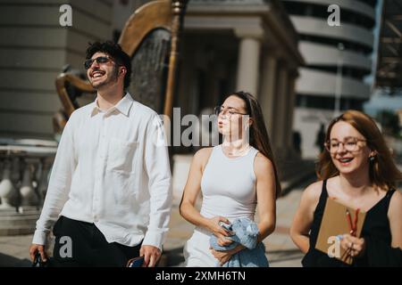 Gruppe von Geschäftsleuten, die bei sonnigem Wetter im Freien spazieren und lachen Stockfoto