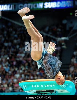 Paris, Frankreich. Juli 2024. Die US-amerikanische Sunisa Lee flippt beim Qualifying für künstlerische Turnen der Frauen bei den Olympischen Sommerspielen in der Bercy Arena in Paris, Frankreich am Sonntag, den 28. Juli 2024. Foto: Pat Benic/UPI Credit: UPI/Alamy Live News Stockfoto