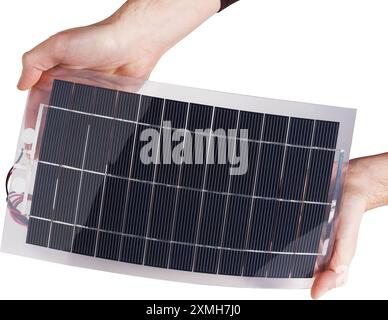 Hände zeigen eine gekrümmte und flexible Solarzelle Stockfoto