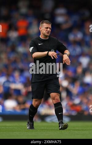 Ipswich, Großbritannien. Juli 2024. Der Schiedsrichter Josh Smith zeigt einen Tauchgang während des Freundschaftsspiels Ipswich Town gegen Fortuna Düsseldorf am 27. Juli 2024 in Portman Road, Ipswich, Vereinigtes Königreich an. Credit: Every Second Media/Alamy Live News Stockfoto