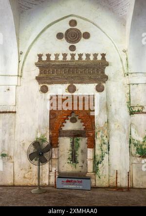 Einer der Mihrab der Sixty Dome Moschee oder sagt Gunbad Masjid, Khulna Division, Bagerhat, Bangladesch Stockfoto