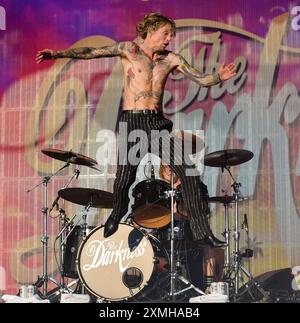 Lulworth Castle, Dorset, Großbritannien. Juli 2024. The Darkness – Justin Hawkins fliegt durch die Luft, am Samstag, 27. Juli, im Camp Bestival. Credit: Graham Tarrant/Alamy Live News Stockfoto