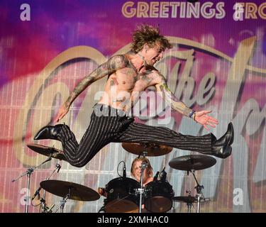 Lulworth Castle, Dorset, Großbritannien. Juli 2024. The Darkness – Justin Hawkins fliegt durch die Luft, am Samstag, 27. Juli, im Camp Bestival. Credit: Graham Tarrant/Alamy Live News Stockfoto