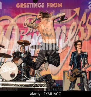 Lulworth Castle, Dorset, Großbritannien. Juli 2024. The Darkness – Justin Hawkins fliegt durch die Luft, am Samstag, 27. Juli, im Camp Bestival. Credit: Graham Tarrant/Alamy Live News Stockfoto