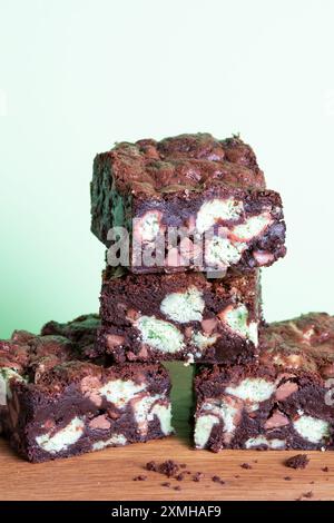 Eine Portion frisch gebackener hausgemachter Minz-Aero-Brownies auf einer Holzplatte. Die Hinzufügungen der Mint-Aero sind deutlich zu erkennen Stockfoto