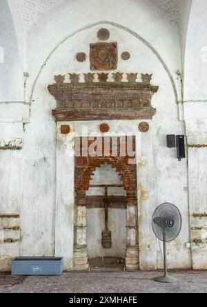 Einer der Mihrab der Sixty Dome Moschee oder sagt Gunbad Masjid, Khulna Division, Bagerhat, Bangladesch Stockfoto