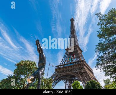Paris, Frankreich - 07 28 2024 : Taucherskulptur vor dem Eiffelturm mit den Olympischen Ringen Stockfoto