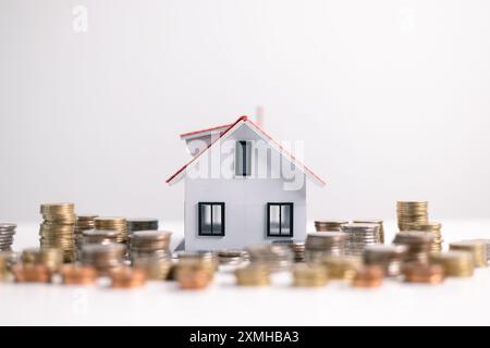 Investitionen in ein Haus beinhalten oft die Sicherung eines Hypothekarkredits, wobei ein Finanzagent bei der Verwaltung von Geschäfts- und Immobilienaspekten des Hauses hilft Stockfoto