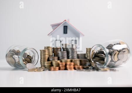 Investitionen in ein Haus beinhalten oft die Sicherung eines Hypothekarkredits, wobei ein Finanzagent bei der Verwaltung von Geschäfts- und Immobilienaspekten des Hauses hilft Stockfoto