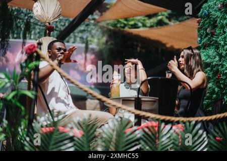 Multikulturelle Geschäftsleute genießen Drinks und feiern Erfolge im Freien Stockfoto