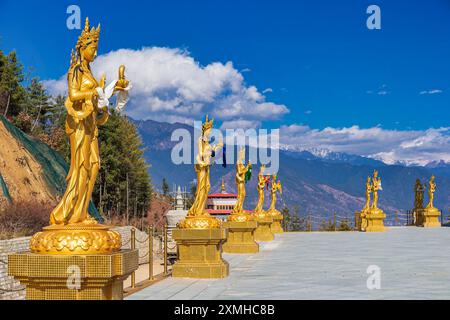 Goldene Statuen buddhistischer weiblicher Götter im Buddha Dordenma Tempel, Kuensel Phodrang Naturpark, Thimphu, Bhutan Stockfoto