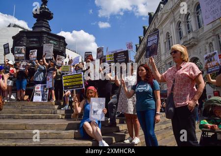 London, England, Großbritannien. Juli 2024. Demonstranten versammeln sich im Piccadilly Circus gegen das vorgeschlagene neue Gesetz in der Türkei zur Regulierung streunender Tiere, das laut Demonstranten zur Tötung von Millionen streunenden Hunden und Katzen führen würde. (Kreditbild: © Vuk Valcic/ZUMA Press Wire) NUR REDAKTIONELLE VERWENDUNG! Nicht für kommerzielle ZWECKE! Quelle: ZUMA Press, Inc./Alamy Live News Stockfoto