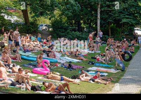 Schlachtensee, Bezirk Steglitz-Zehlendorf, Grunewald, Berlin, Deutschland, Europa Schlachtensee, Badesee, Sommer in Berlin, Menschenmenge, Liegewiese, See, Bezirk Steglitz-Zehlendorf, Grunewald, Berlin, Deutschland, Europa *** Schlachtensee, Bezirk Steglitz Zehlendorf, Grunewald, Berlin, Deutschland, Europa Schlachtensee, Badesee, Sommer in Berlin, Menge, Liegewiese, see, Steglitz Zehlendorf, Grunewald, Berlin, Deutschland, Europa Stockfoto