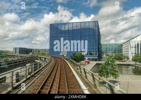 Dänische Rundfunkgesellschaft, Konzerthalle, Architekten Vilhelm Lauritzen, Amager, Kopenhagen Dänische Rundfunkgesellschaft, neue Konzertsaal links und Radio- und TV-Haus rechts in orestad, Amager, Kopenhagen, neben der U-Bahn-Linie. *** Dänische Rundfunkgesellschaft, Konzerthalle, Architekten Vilhelm Lauritzen, Amager, Kopenhagen Dänische Rundfunkgesellschaft, neue Konzerthalle links und Radio- und Fernsehhaus rechts in orestad, Amager, Kopenhagen, neben der U-Bahn-Linie Stockfoto