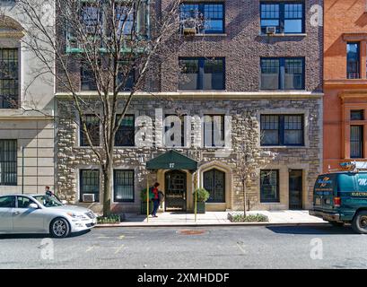 George Pelham entwarf 17 East 84th Street imitiert eine Fachwerkkonstruktion mit kupfernen „Hölzern“ in einer Ziegelstein- und Steinfassade. Stockfoto