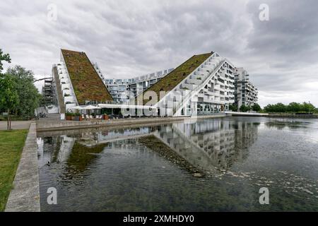 8 House, auch bekannt als 8 Tallet oder Big House, Architekt Bjarke Ingels, Preis 2011 für das beste Gebäude der Welt, Orestad, Amager Vest, Kopenhagen, Dänemark 8-House, GROSSES Haus, 8-tallet, moderne Architektur, Architekt Barke Ingels, begrünte Dächer, Siehe, Orestad, Amager Vest, Kopenhagen, *** 8 House, auch bekannt als 8 Tallet oder Big House, Architekt Bjarke Ingels, Preis 2011 für das beste Gebäude der Welt, Orestad, Amager Vest, Kopenhagen, Dänemark 8 Haus, GROSSES Haus, 8 tallet, moderne Architektur, Architekt Barke Ingels, begrünte Dächer, lake, Orestad, Amager Vest, Kopenhagen, Stockfoto