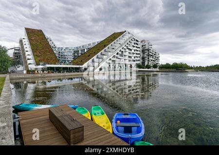 8 House, auch bekannt als 8 Tallet oder Big House, Architekt Bjarke Ingels, Preis 2011 für das beste Gebäude der Welt, Orestad, Amager Vest, Kopenhagen, Dänemark 8-House, GROSSES Haus, 8-tallet, moderne Architektur, Architekt Barke Ingels, begrünte Dächer, Siehe, Orestad, Amager Vest, Kopenhagen, *** 8 House, auch bekannt als 8 Tallet oder Big House, Architekt Bjarke Ingels, Preis 2011 für das beste Gebäude der Welt, Orestad, Amager Vest, Kopenhagen, Dänemark 8 Haus, GROSSES Haus, 8 tallet, moderne Architektur, Architekt Barke Ingels, begrünte Dächer, lake, Orestad, Amager Vest, Kopenhagen, Stockfoto