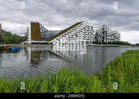 8 House, auch bekannt als 8 Tallet oder Big House, Architekt Bjarke Ingels, Preis 2011 für das beste Gebäude der Welt, Orestad, Amager Vest, Kopenhagen, Dänemark 8-House, GROSSES Haus, 8-tallet, moderne Architektur, Architekt Barke Ingels, begrünte Dächer, Siehe, Orestad, Amager Vest, Kopenhagen, *** 8 House, auch bekannt als 8 Tallet oder Big House, Architekt Bjarke Ingels, Preis 2011 für das beste Gebäude der Welt, Orestad, Amager Vest, Kopenhagen, Dänemark 8 Haus, GROSSES Haus, 8 tallet, moderne Architektur, Architekt Barke Ingels, begrünte Dächer, lake, Orestad, Amager Vest, Kopenhagen, Stockfoto