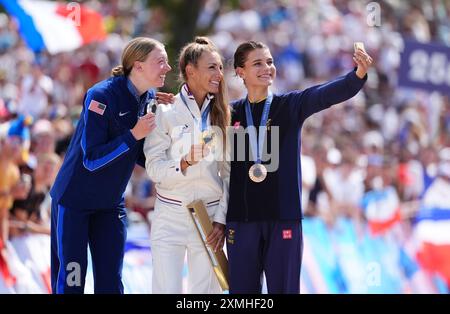 (Von links nach rechts) Silbermedaille Haley Batten, Goldmedaille Prevot Pauline Ferrand aus Frankreich und Bronzemedaille Jenny Rissveds aus Schweden mit ihren Medaillen nach dem Mountainbike der Frauen auf Elancourt Hill am zweiten Tag der Olympischen Spiele 2024 in Frankreich. Bilddatum: Sonntag, 28. Juli 2024. Stockfoto