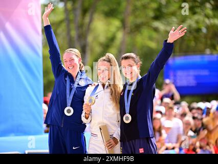 Elencourt, Frankreich. Juli 2024. Die amerikanische Silbermedaillengewinnerin Haley Batten, die französische Goldmedaillengewinnerin Pauline Ferrand Prevot und die schwedische Bronzemedaillengewinnerin Jenny Rissveds feiern auf dem Podium nach dem Langlaufrennen der Frauen bei den Olympischen Spielen 2024 in Paris am Sonntag, den 28. Juli 2024, auf dem Colline d’Elancourt Climb in der Nähe von Paris. Die Spiele der XXXIII. Olympiade finden vom 26. Juli bis 11. August in Paris statt. Die belgische Delegation zählt 165 Athleten, die in 21 Sportarten antreten. BELGA FOTO LAURIE DIEFFEMBACQ Credit: Belga News Agency/Alamy Live News Stockfoto