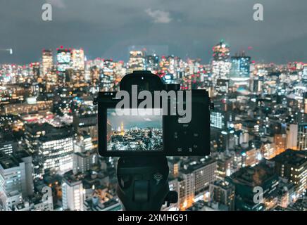 Tokio - 28. März 2019 - Fotograf-Ansicht der kinematischen modernen Skyline von Tokio bei Nacht mit Kamera in Tokio, Japan Stockfoto