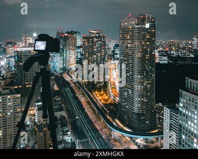 Fotograf-Ansicht der kinematischen modernen Skyline von Tokio bei Nacht mit Kamera in Tokio, Japan Stockfoto