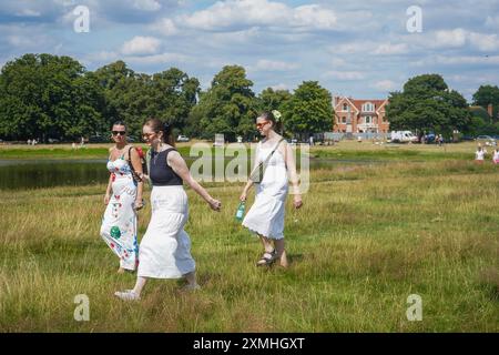 London, Großbritannien. 28. Juli 2024. Menschen, die sich in der warmen Sommersonne am Wimbledon Common im Südwesten Londons entspannen, mit einer vorhergesagten Hitzewelle in den nächsten Tagen, da die Temperaturen in London und Südostengland voraussichtlich über 27celsius steigen werden. Credit: Amer Ghazzal/Alamy Live News Stockfoto