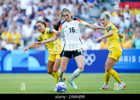 Hayley Raso (Australien, 16) und Ellie Carpenter (Australien, 12) verteidigen sich gegen Jule Brand (Deutschland, 16) während der Olympischen Spiele Paris 2024 Gruppe B Fußball Spiel zwischen Deutschland und Australien im Stade de Marseille in Marseille, Frankreich. (Foto: Daniela Porcelli/Sports Press Foto/C - EINE STUNDE FRIST - FTP NUR AKTIVIEREN, WENN BILDER WENIGER ALS EINE STUNDE ALT SIND - Alamy) Stockfoto