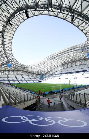 Marseille, Frankreich. Juli 2024. Allgemeiner Blick in das Stadion Stade de Marseille (Velodrome) vor den Olympischen Spielen der Gruppe B 2024 zwischen Deutschland und Australien im Stade de Marseille in Marseille, Frankreich. (Foto: Daniela Porcelli/Sports Press Photo/C - EINE STUNDE FRIST - FTP NUR AKTIVIEREN, WENN BILDER WENIGER ALS EINE STUNDE ALT SIND - Alamy) Credit: SPP Sport Press Photo. /Alamy Live News Stockfoto