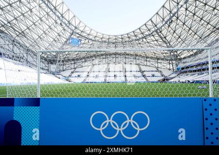 Marseille, Frankreich. Juli 2024. Allgemeiner Blick in das Stadion Stade de Marseille (Velodrome) mit dem Logo der Olympischen Spiele Paris 2024 auf den Brettern vor den Olympischen Spielen Paris 2024 Gruppe B zwischen Deutschland und Australien im Stade de Marseille in Marseille, Frankreich. (Foto: Daniela Porcelli/Sports Press Photo/C - EINE STUNDE FRIST - FTP NUR AKTIVIEREN, WENN BILDER WENIGER ALS EINE STUNDE ALT SIND - Alamy) Credit: SPP Sport Press Photo. /Alamy Live News Stockfoto