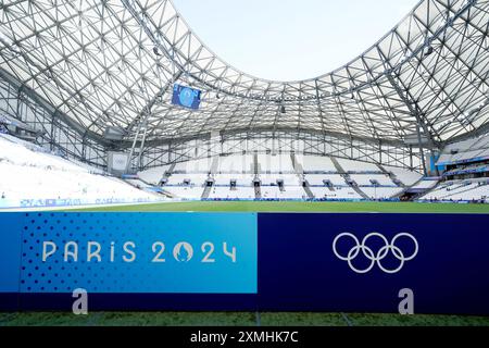 Marseille, Frankreich. Juli 2024. Allgemeiner Blick in das Stadion Stade de Marseille (Velodrome) mit dem Logo der Olympischen Spiele Paris 2024 auf den Brettern vor den Olympischen Spielen Paris 2024 Gruppe B zwischen Deutschland und Australien im Stade de Marseille in Marseille, Frankreich. (Foto: Daniela Porcelli/Sports Press Photo/C - EINE STUNDE FRIST - FTP NUR AKTIVIEREN, WENN BILDER WENIGER ALS EINE STUNDE ALT SIND - Alamy) Credit: SPP Sport Press Photo. /Alamy Live News Stockfoto