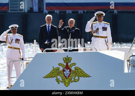 Der russische Präsident Wladimir Putin (Mitte) nimmt mit dem russischen Verteidigungsminister Andrej Belousov (links) an einer Marineparade auf einem Boot auf der Newa Teil. Am letzten Sonntag im Juli wird St. Petersburg traditionell den Marinetag feiern. Die zeremonielle Veranstaltung beginnt traditionell mit einer Parade von Schiffen. In diesem Jahr findet die Parade erstmals seit acht Jahren ohne Kronstadt statt. Der russische Präsident Wladimir Putin wird traditionell eine Rede auf dem Senatsplatz in St. Petersburg halten. (Foto: Artem Priakhin/SOPA Images/SIPA USA) Stockfoto