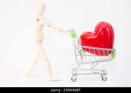 Person mit großen Herzen im Einkaufswagen Stockfoto