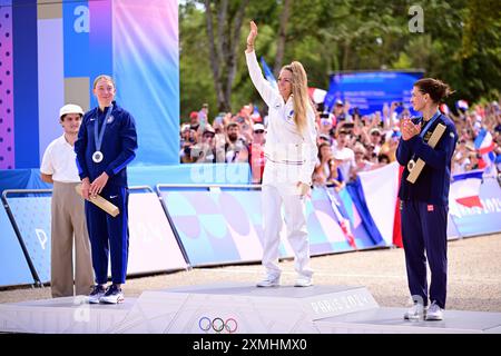 Elencourt, Frankreich. Juli 2024. Die US-amerikanische Silbermedaillengewinnerin Haley Batten, die französische Goldmedaillengewinnerin Pauline Ferrand Prevot und die schwedische Bronzemedaillengewinnerin Jenny Rissveds wurden auf dem Podium nach dem Langlaufrennen der Frauen bei den Olympischen Spielen in Paris 2024 auf dem Colline d’Elancourt Climb in der Nähe von Paris am Sonntag, dem 28. Juli 2024, dargestellt. Die Spiele der XXXIII. Olympiade finden vom 26. Juli bis 11. August in Paris statt. Die belgische Delegation zählt 165 Athleten, die in 21 Sportarten antreten. BELGA FOTO LAURIE DIEFFEMBACQ Credit: Belga News Agency/Alamy Live News Stockfoto