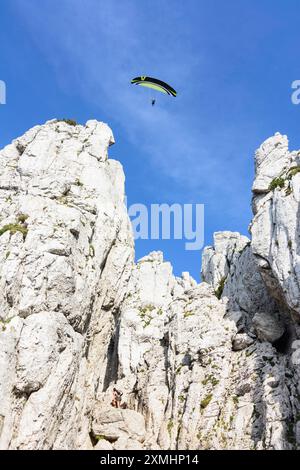 Paraglider über dem Berg Kampenwand Chiemgauer Alpen, Chiemgauer Alpen Oberbayern, Chiemgau, Oberbava Bayern, Bayern Deutschland Stockfoto