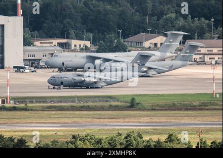 Transportmaschinen der US-Luftwaffe stehen auf dem Luftwaffenstützpunkt Rollfeld der Ramstein. Ramstein-Miesenbach Rheinland-Pfalz Deutschland *** Luftwaffe transportieren Flugzeuge auf dem Asphalt Ramstein-Miesenbach Rheinland-Pfalz Deutschland Stockfoto