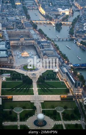 Paris, Frankreich. Juli 2024. Dieses Foto, das am 26. Juli 2024 von einem Hubschrauber aufgenommen wurde, zeigt eine Luftaufnahme eines Ballons, der am Kessel befestigt ist (im Bild nicht zu sehen), im Tuileriengarten hinter der Pyramide du Louvre, entworfen vom chinesisch-amerikanischen Architekten Ieoh Ming Pei, während der Eröffnungszeremonie der Olympischen Spiele 2024 in Paris, Frankreich. Kredit: Lionel Bonaventure/POOL/Xinhua/Alamy Live News Stockfoto