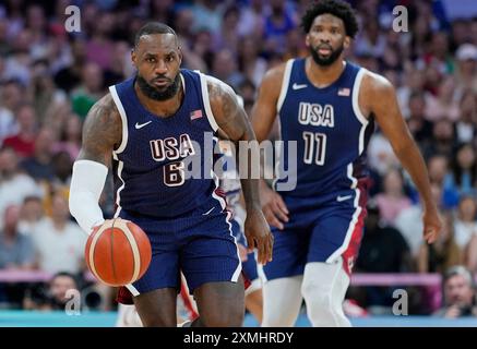 Lille, Frankreich. Juli 2024. LeBron James aus den USA bringt den Ball im Basketball gegen Serbien bei den Olympischen Sommerspielen in Lille, Frankreich, am Sonntag, den 28. Juli 2024. Foto: Paul Hanna/UPI Credit: UPI/Alamy Live News Stockfoto