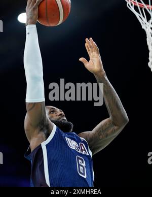 Lille, Frankreich. Juli 2024. LeBron James aus den USA erzielte bei den Olympischen Sommerspielen in Lille, Frankreich, am Sonntag, den 28. Juli 2024 im Basketball der Männer gegen Serbien. Foto: Paul Hanna/UPI Credit: UPI/Alamy Live News Stockfoto