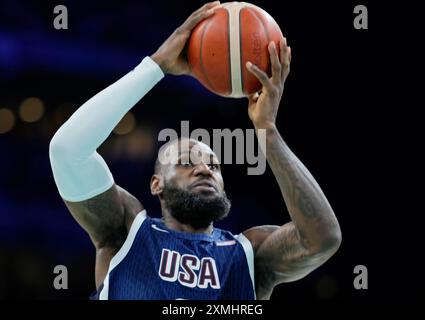 Lille, Frankreich. Juli 2024. LeBron James aus den USA erzielte bei den Olympischen Sommerspielen in Lille, Frankreich, am Sonntag, den 28. Juli 2024 im Basketball der Männer gegen Serbien. Foto: Paul Hanna/UPI Credit: UPI/Alamy Live News Stockfoto