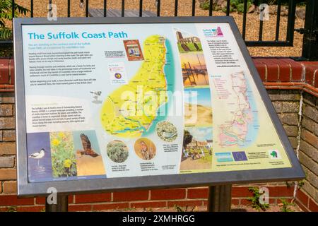 Informationstafel mit Karte des Suffolk Coast Pfades, Lowestoft, Suffolk, England, Großbritannien Stockfoto