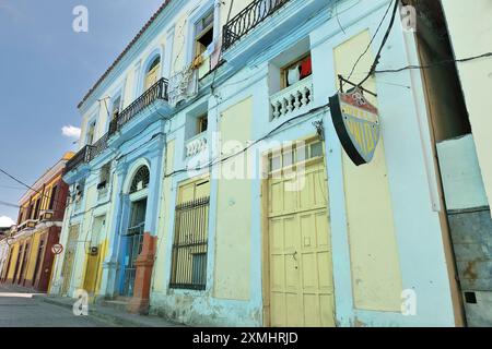 547 zweistöckiges eklektisches Haus, zitronengelbe Fassade und blassblaue Verzierungen, Balkone und Fenster mit Gittergeländer, ehemaliger See Odfelo Union. Santiago-Kuba Stockfoto